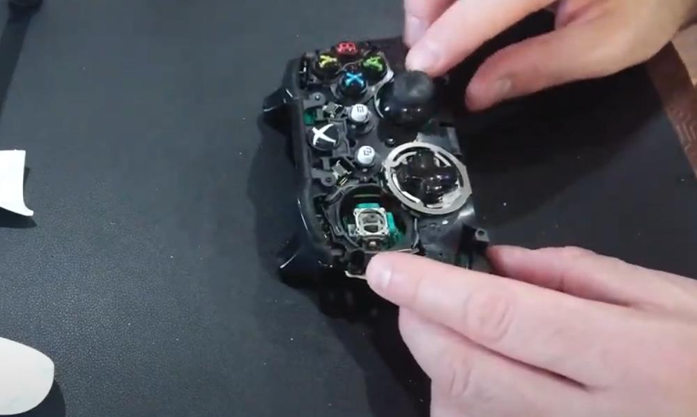 Az Xbox One kontroller szétszedése