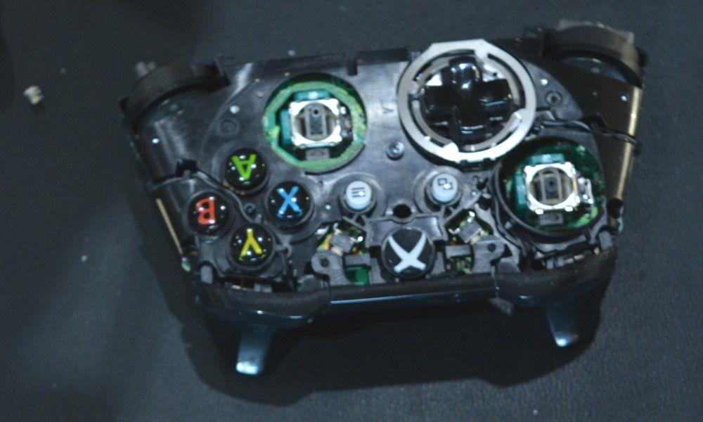 Ako rozobrať ovládač pre Xbox One