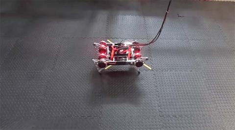 Denne roboten bruker bare 2 timer på å lære å gå på egen hånd